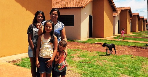 Com investimentos de mais de R$ 5 milhões, moradores de Vicentina comemoram as novas moradias Ao todo foram 100 famílias contempladas com as moradias populares; em fevereiro outras 100 serão entregues.