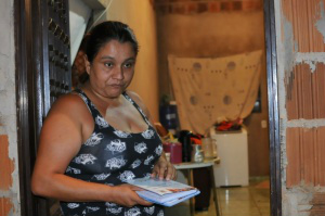 Enilce já até comprou material escolar para a filha. (Foto: Alcides Neto)