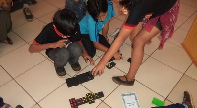 Crianças com HIV/Aids recebem brinquedos e jogos educativos confeccionados por internos