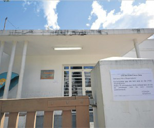 Comunicado em frente à Escola Bernardo Franco Baís avisa que amanhã não tem aula
(Foto: Paulo Ribas/Correio do Estado)