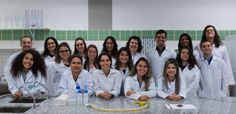 Doutorandas, mestrandas, iniciação científica, trabalho de conclusão de curso e apoio técnico da UFMS que estudam o tucum. Saul Schramm