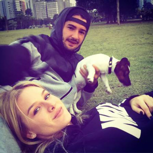 Fiorella com o namorado, Alexandre Pato, e o cão Panda em São Paulo Foto: reprodução/ instagram
