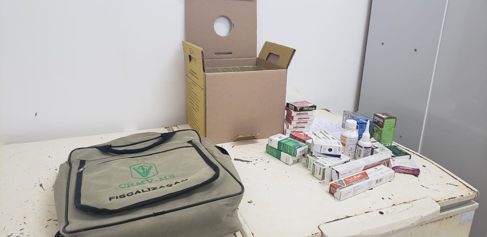 Medicamentos encontrados em clínica veterinária clandestina. Conselho Regional de Medicina Veterinária/Divulgação