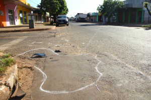 Colisão entre carro e moto deixou duas pessoas feridas no Aero Rancho, na noite de ontem. (Foto: Fernando Antunes)