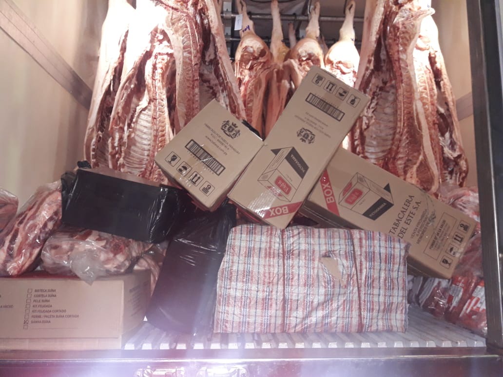 Polícia encontra cigarros dentro de peças de carne suína Foto: Divulgação