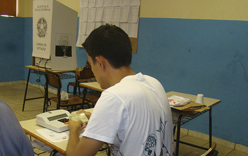 Celular e máquina fotográfica são proibidos na cabina de votação