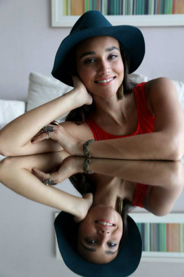 Apesar dos convites, Débora Nascimento descarta posar nua: 'O único homem que eu preciso satisfazer é o meu' Débora revela que, quando mais nova, já levou muito fora dos meninos Foto: Rafael Moraes / Rafael Moraes