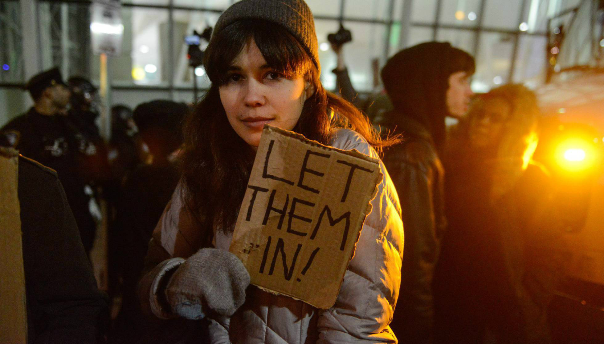 Juíza suspende deportações de refugiados decretada por Trump Mulher protesta em Nova York contra a deportação de refugiados. STEPHANIE KEITH AFP)