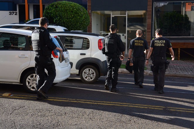 Policiais durante operação Papiros de Lama, 5ª fase da Lama Asfáltica - Bruno Henrique