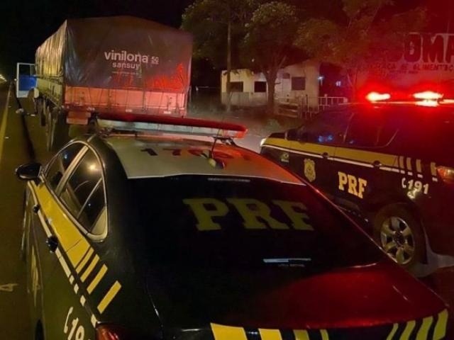 PRF apreende carreta com 400 mil maços de cigarros contrabandeados Divulgação