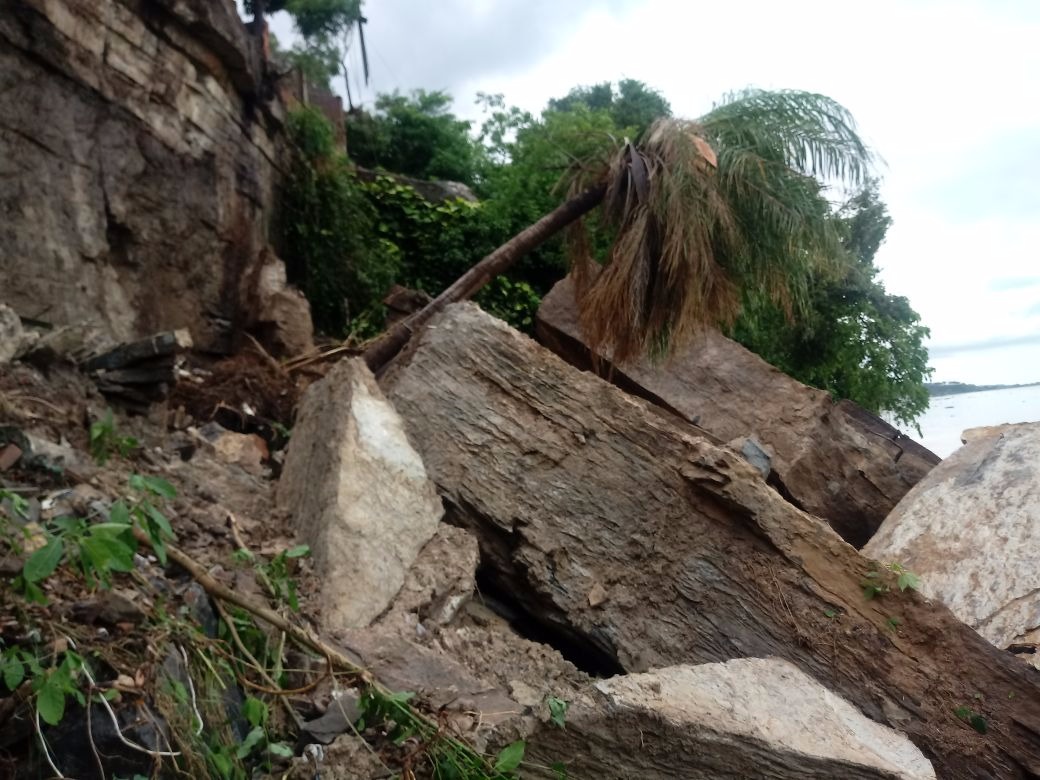 Pedra despenca em Ladário e coloca 10 moradias em risco Acidente aconteceu próximo a Estação de Tratamento de Água - Foto: Assessoria Defesa Civil