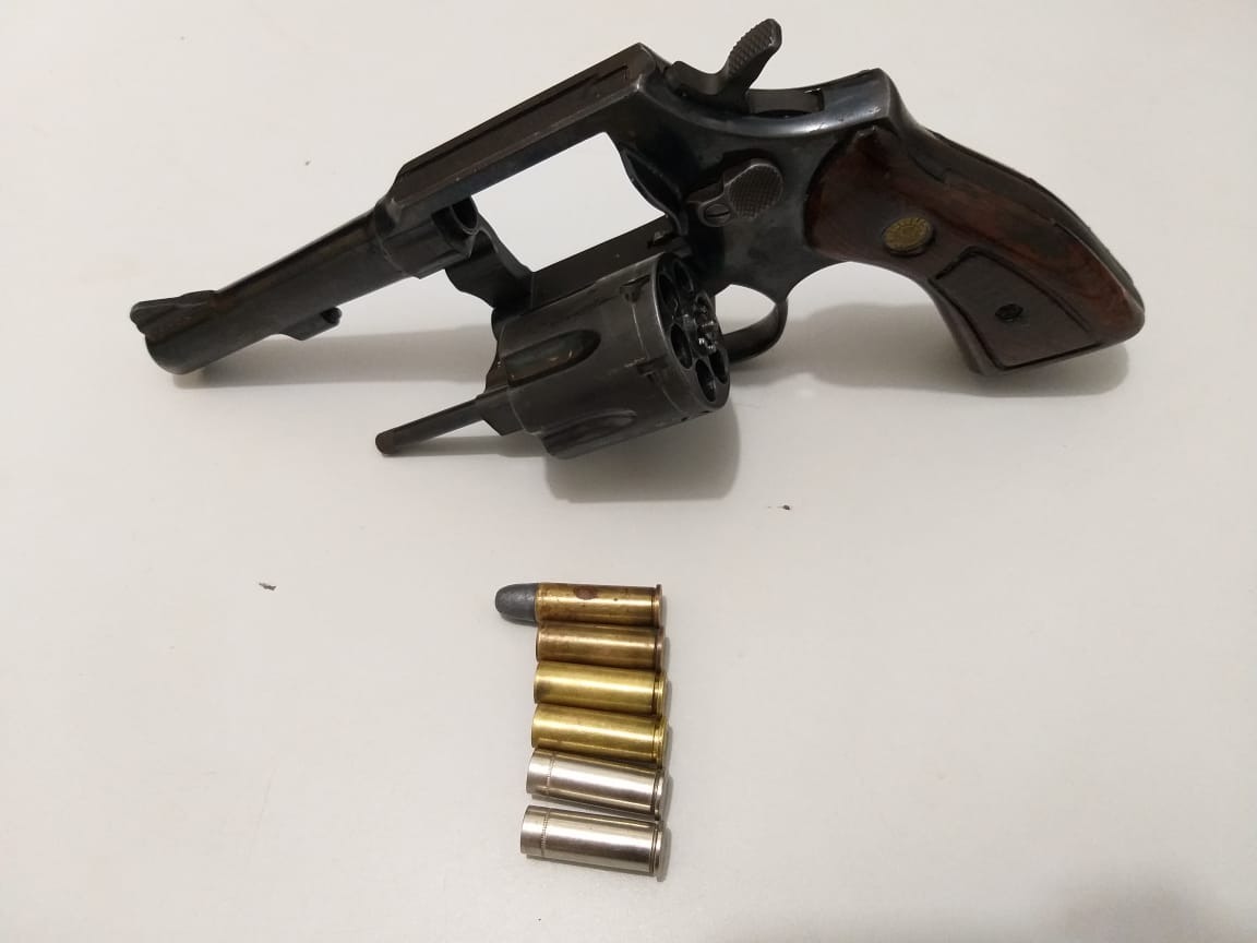 Ladrão é preso após trocar tiros com PM em tentativa de roubo à barbearia Arma apreendida com autor do crime