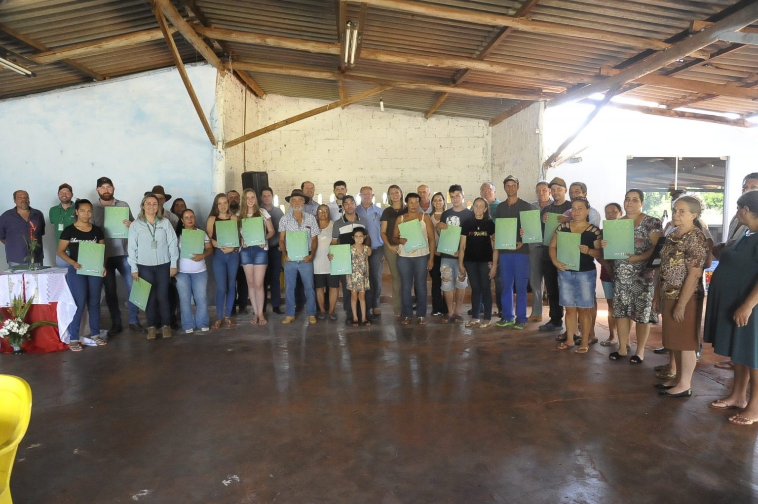 Com apoio da Agraer, pequenos produtores recebem escritura da terra após 20 anos de espera Neia Maceno/Agraer