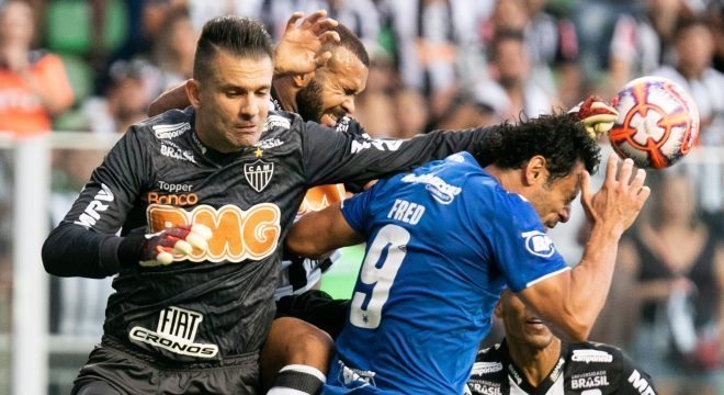 Atlético-MG e Cruzeiro fizeram jogo brigado neste sábado (20), no Independência. Giazi Cavalcante/Estadão Conteúdo