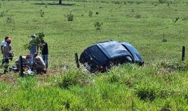 Carro capota na MS-162 e deixa casal ferido
