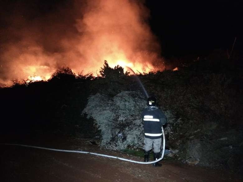 Bombeiros controlam fogo que atingiu Ecoponto em Dourados Osvaldo Duarte/Ddos News