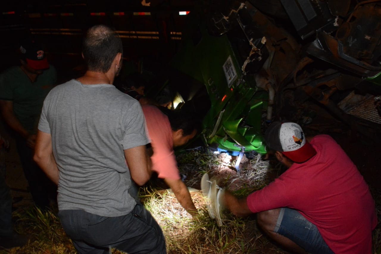 Acidente entre bitren e caminhonete deixa um preso nas ferragens na BR-163 Álvaro Rezende/Correio do Estado