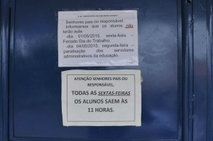 No portão, aviso de que a segunda-feira seria sem aulas. (Foto: Alcides Neto)