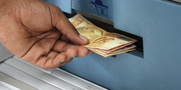 Salário dos 75 mil servidores estaduais já está disponível para saque