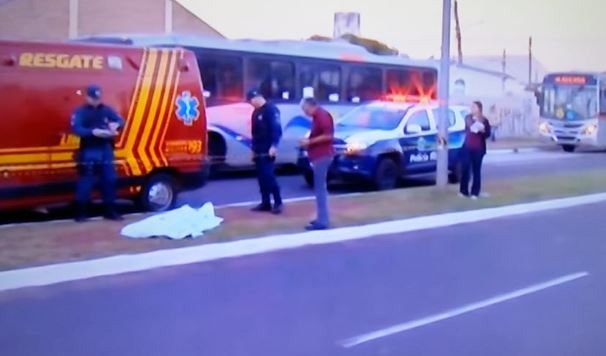 Homem é morto com quatro tiros em avenida da capital Homem é morto com quatro tiros em avenida da capital