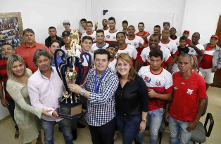 Foto:Gerson Walber
Prefeito Gilmar Olarte e a equipe campeã do sul-mato-grossense 