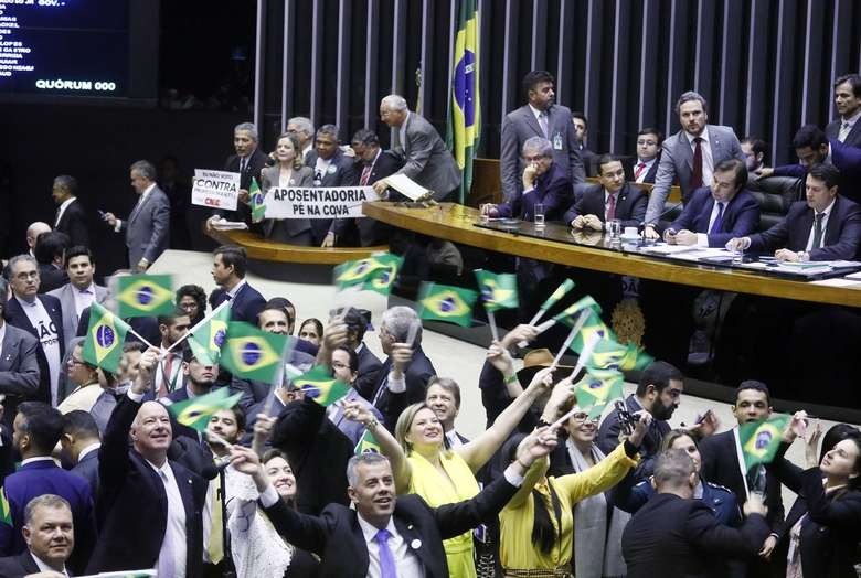 Oposição e governistas agitam faixas e bandeiras na Câmara antes da votação da reforma da Previdência - Crédito: Luis Macedo/Câmara dos Deputados
 