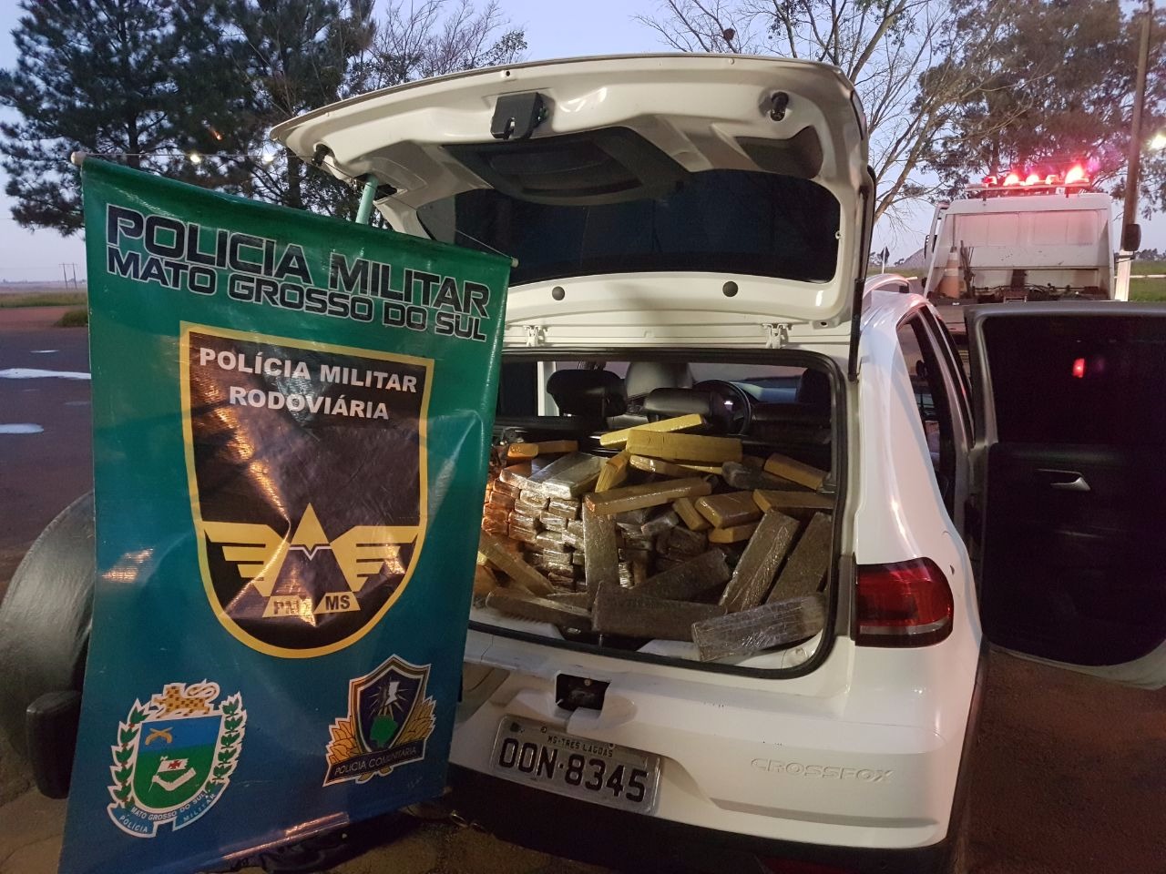 Condutor pula de carro em movimento para tentar fugir da polícia