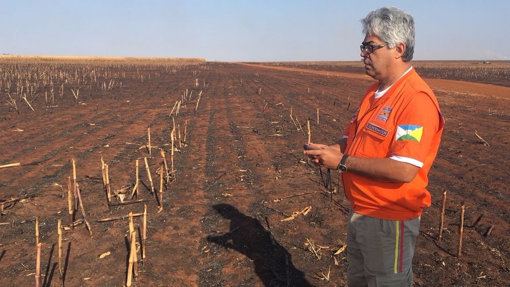 Defesa Civil usou GPS para medir tamanho da área atingida pelo fogo (Foto: Diogo Nolasco)