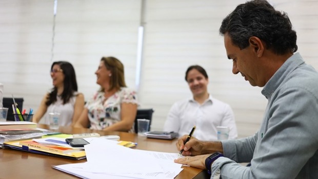 Prefeito assina projeto de lei para equiparar salário dos auditores da saúde André Bittar