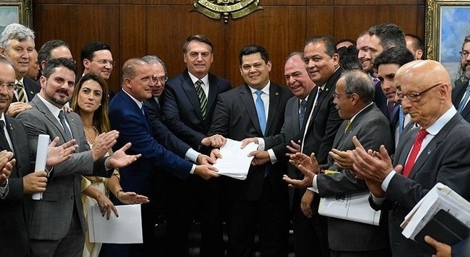 Bolsonaro entrega ao Senado PECs do Pacto Federativo O presidente Jair Bolsonaro entrega propostas ao senador Davi Alcolumbre
Roque de Sá/Agência Senado