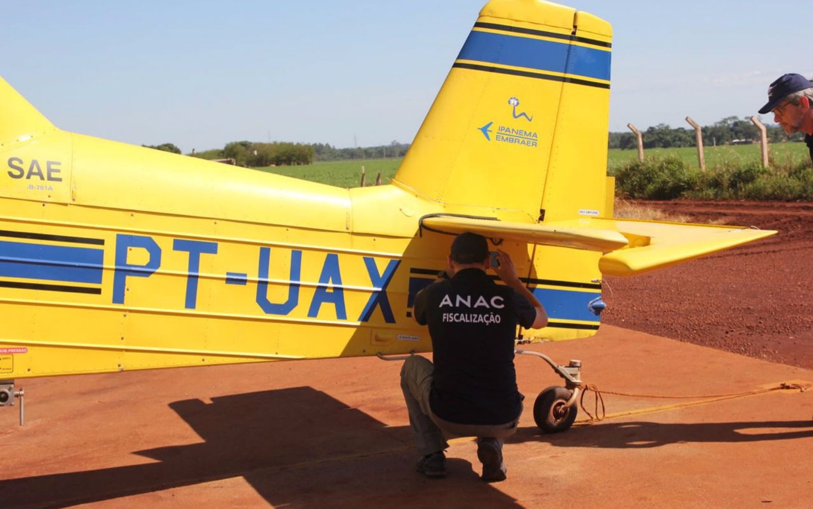Fiscal da Anac faz vistoria em avião agrícola na manhã desta terça-feria (21), na operação Deriva 2, que está sendo realizada em três cidades de Mato Grosso do Sul: Rio Brilhante, Aral Moreira e Ponta Porã (Foto: MP-MS/Divulgação)
