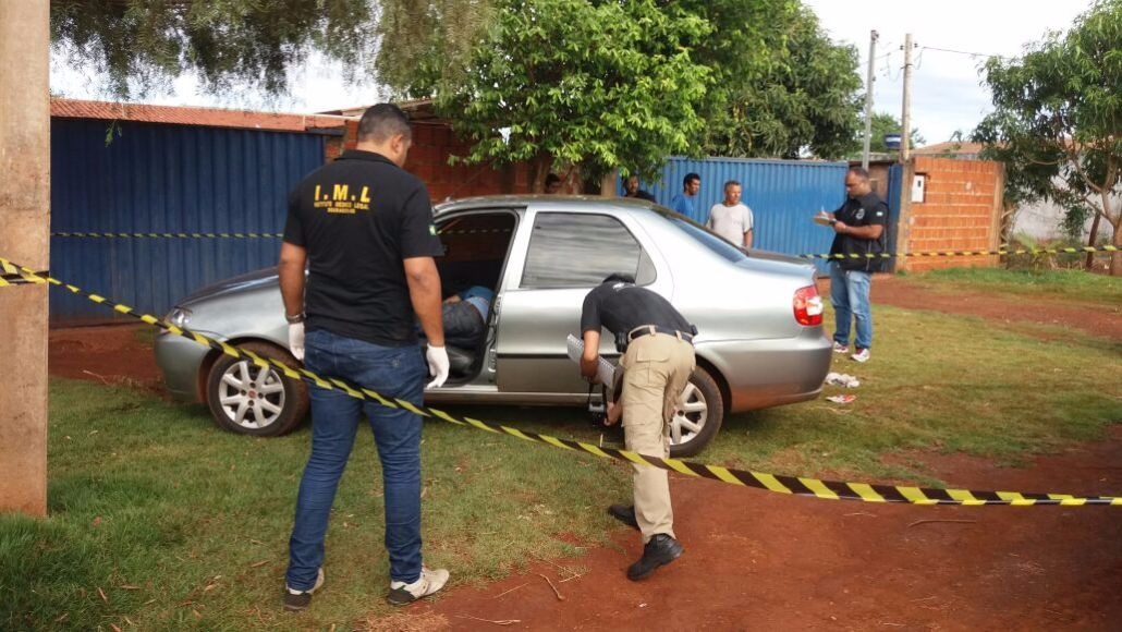 O corpo esta no interior do carro no Jardim Guaicurus, em Dourados. Foto: Osvaldo Duarte