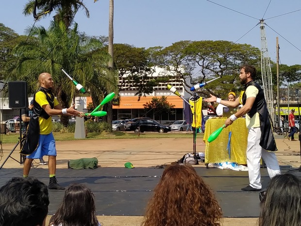 Circo Le Chapeau mistura artes cênicas, dança e música em “Banana” para cativar público do FASP