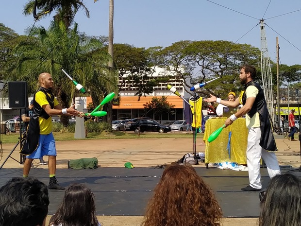 Circo Le Chapeau mistura artes cênicas, dança e música em “Banana” para cativar público do FASP Circo Le Chapeau mistura artes cênicas, dança e música em “Banana” para cativar público do FASP