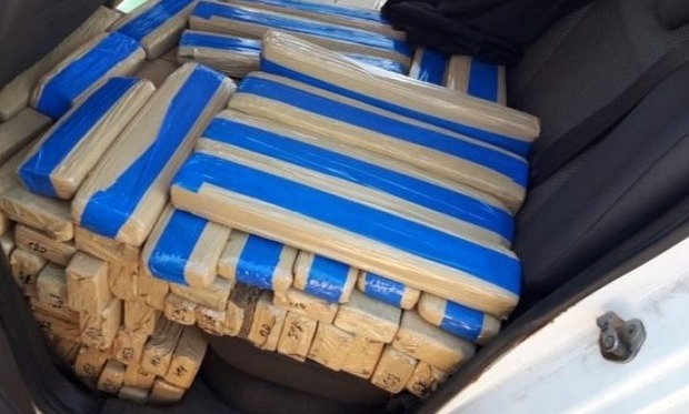 Adolescente é apreendido por transportar 400 kg de maconha Adolescente é apreendido por transportar 400 kg de maconha