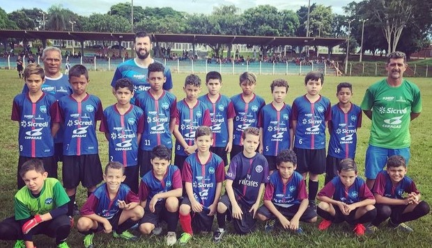 Jovens da Escola Pública de Campeões estreiam com vitória em copa de futebol