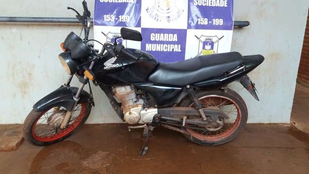 Tia e sobrinho são flagrados empurrando moto roubada