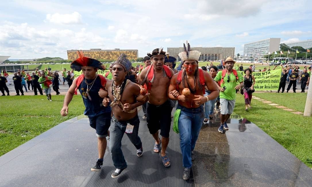 Cotado para presidir Funai, delegado da PF detém quebra de sigilo de ONGs que atuam com índios Potesto de indígenas de várias etnias em Brasília Foto: Evaristo Sá / AFP
