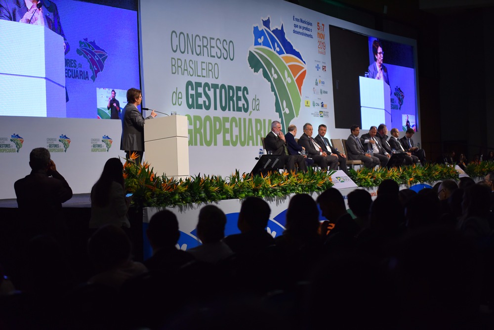 Caravina destaca fala de ministra no Congresso Brasileiro de Gestores da Agropecuária Congresso terá sequência até quinta-feira (7). Foto: Agência CNM