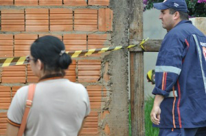 A irmã de Wilson o encontrou morto, caído de bruços na sala, com a TV ainda ligada, na manhã desta quarta-feira. (Foto: Marcelo Calazans)
