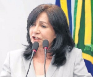 Délia se mantém no cargo por falta de provas de crime