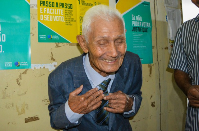 De terno e gravata, seu Antônio se realiza votando aos 102 anos de vida Foto: Paula Maciulevicius)
