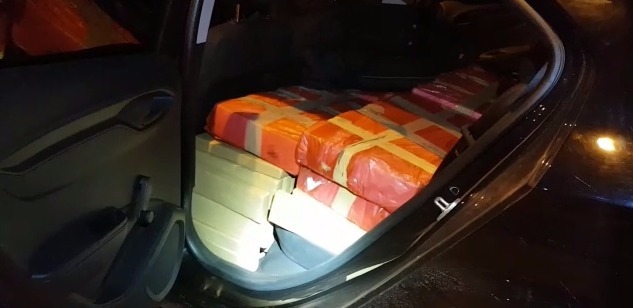 Motorista foge e abandona carro com quase 600kg de maconha Motorista foge e abandona carro com quase 600kg de maconha