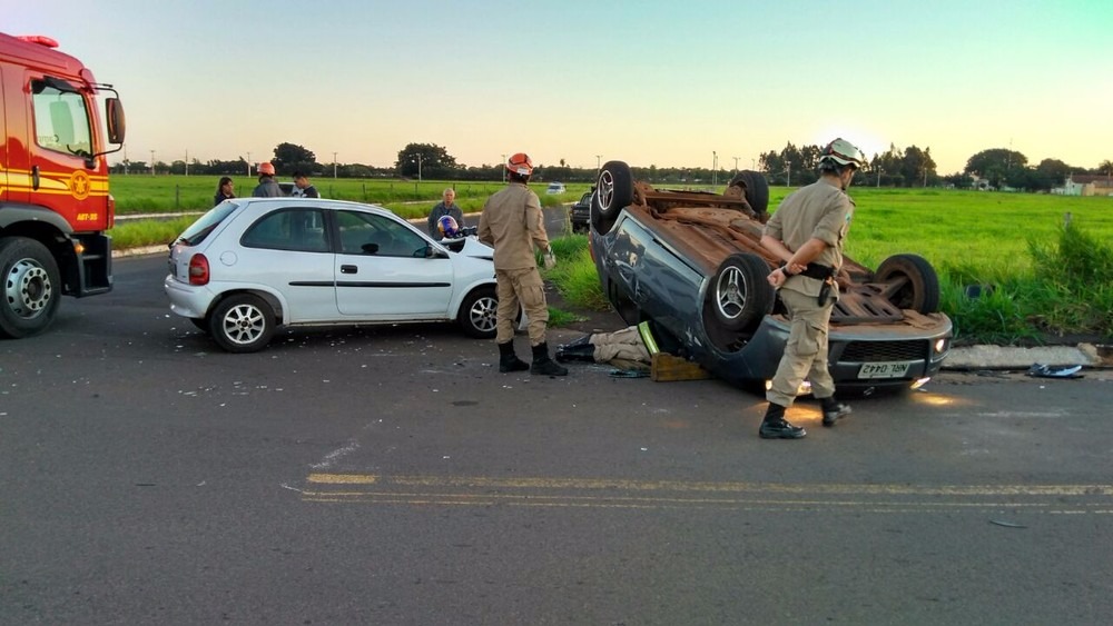 Vítimas estavam em carro que capotou e foram socorridas pelos bombeiros (Foto: Osvaldo Nóbrega)