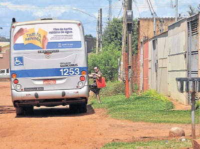 Pontos de ônibus são verdadeiros desafios de paciência e espera Instalados em meio ao mato e barro, paradas sem cobertura revelam necessidade de melhor infraestrutura - Foto: Valdenir Rezende / Correio do Estado