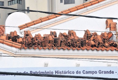Telhas foram retiradas na sexta, como parte da obra de restauração, e não foram recolocadas - Foto: Valdenir Rezende / Correio do Estado