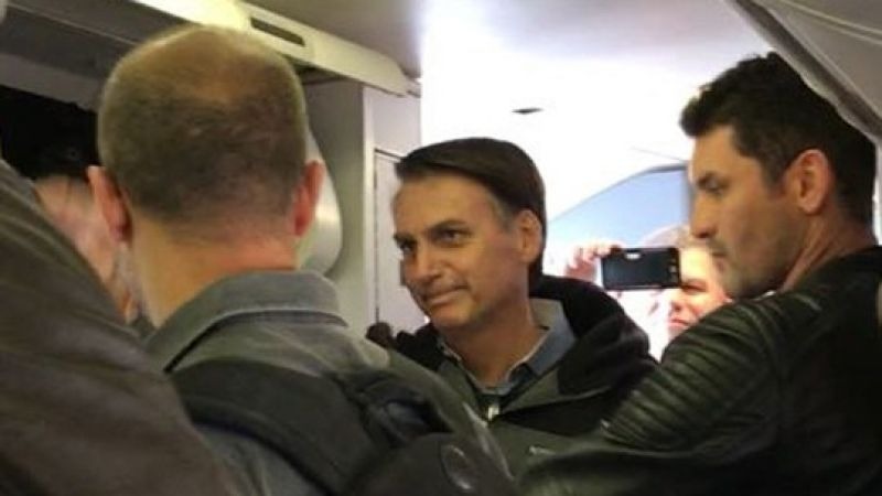 Bolsonaro desembarca no Rio e vai direto para casa Bolsonaro embarcando no voo que levou até o Rio de Janeiro - Foto de passageiro