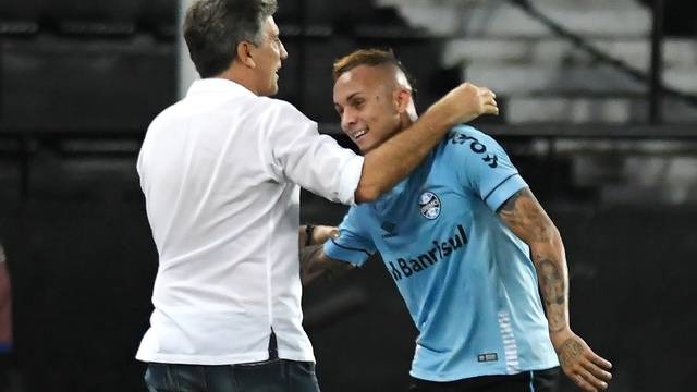 Everton comemora gol com o treinador, Renato Gaúcho - Foto: Alexandre Durão/GloboEsporte.com