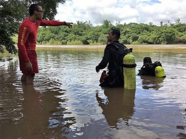 Criança de 12 anos morre afogado e pai desaparece em córrego Bombeiros durante buscas em córrego neste sábado (Foto: César Galeano)