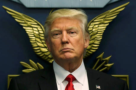 Casa Branca volta atrás e informa que imigrantes legais não serão afetados por veto de Donald Trump Trump assinou decreto que limitará a imigração e os refugiados
Carlos Barria/27.01.2017/Reuters